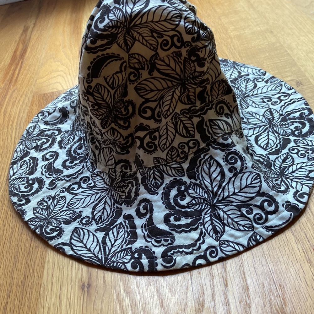 Bucket hat dark brown white